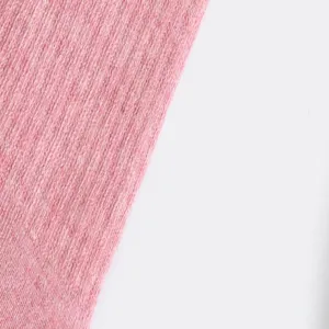 Rosa Yoga Socken Material Detail Textur Nahaufnahme mit feiner gekrauselter Oberfläche.