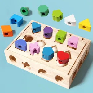 Holz Formensortier- und Einfädelspielzeug für Kleinkinder, buntes Lernspielzeug für die Frühförderung.