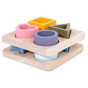 Jouet en bois d'eveil tri des formes geometriques puzzle montessori enfant main vue