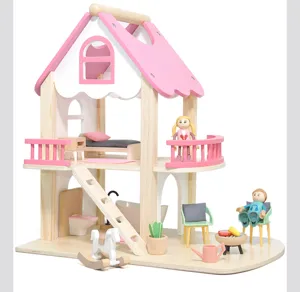 Dettaglio di casa delle bambole in legno con mobili in miniatura, scale, letto e simpatici pupazzi.
