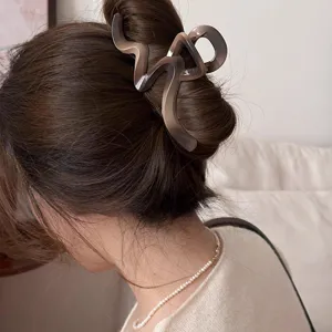 Elegant wave hair claw clip large hair accessory for women stylish daily hair styling