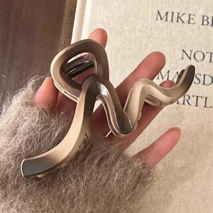 Large wavy hair claw clip for women, elegant gradient brown hair accessory for chic styling.