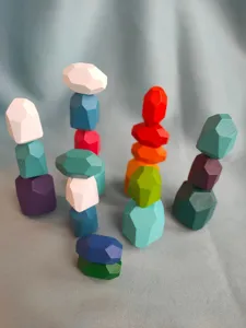 Blocs de pierre à empiler en bois coloré pour éducation précoce des enfants et concentration.