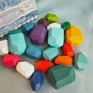Détail des pierres à empiler en bois, blocs de construction géométriques colorés.