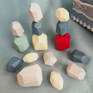 Gros plan sur les pierres à empiler en bois colorées et blocs, détail de jouet nordique.