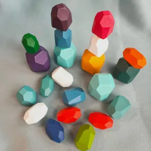 Vue détaillée de pierres à empiler en bois coloré, jouet éducatif style nordique.