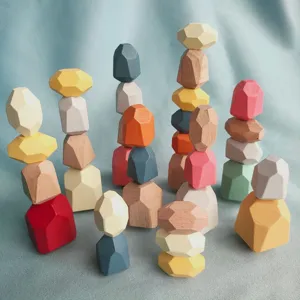 Détail de pierres à empiler en bois coloré, jouets blocs d'équilibre à facettes.