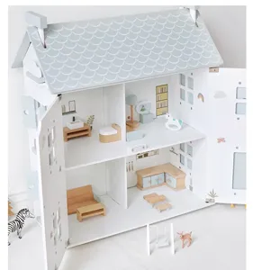 Vue detaillee de la maison de poupee en bois, interieur de jouet de simulation nordique.