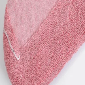 Nahaufnahme von weichem rosa Frotteestoff für bequeme atmungsaktive Yogassocken und Sportkleidung.