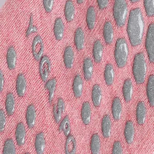 Nahaufnahme des pinken Anti-Rutsch Yoga-Socken Stoffes mit grauen Grip-Noppen Detail.