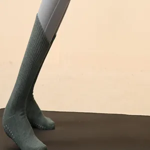Rutschfeste Yogasocken für Damen, mittelhohe Pilates Socken mit Grip Noppen für Sport.