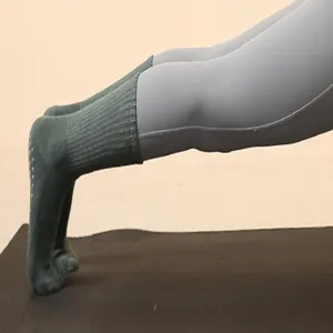 Rutschfeste Yogasocken für Damen, dicke Baumwollsocken mit Gripp-Noppen fürs Pilatestraining.