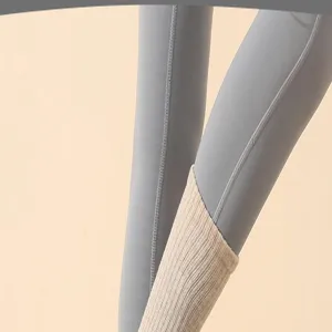Detailaufnahme von grauen Damen Leggings kombiniert mit warmen beige Rippsocken und Komfort.