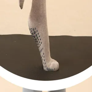 Antirutsch Yoga Socken Detailansicht mit Grip Noppen an der Sohle für Pilates und Sport.