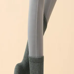 Nahaufnahme Detail von Damen Yoga Socken kombiniert mit Leggings, geripptes Design, Stretch.