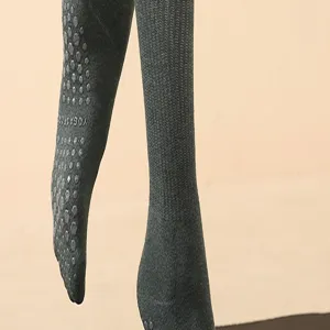 Bequeme Wadenlange Yogasocken in Dunkelgrau mit Anti-Rutsch-Noppen für Pilates und Sport.