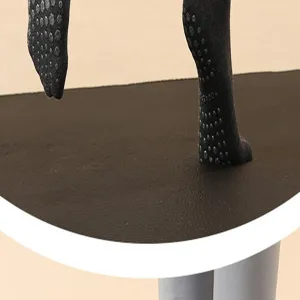 Nahaufnahme von schwarzen Anti-Rutsch Yoga Socken mit Silikonpunkten für Pilates Training.