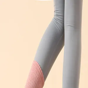 Detailansicht von Damen Yoga Pilates Socken und grauen Leggings mit weicher Strickstruktur.