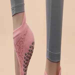 Non-slip yoga socks for women, breathable pilates fitness sports grip socks with dots.