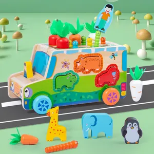 Voiture jouet éducative en bois avec récolte de carottes, tri de formes et jeu de ver.