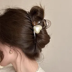 Jelly Farbe Herz Haarkralle für Damen, transparente Acryl Haarklammer für modische Dutt Frisuren.