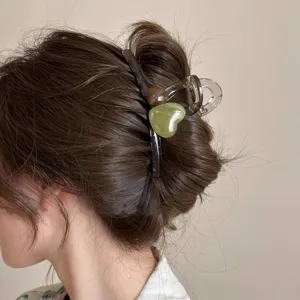Detailansicht der Gelee Herz Haarklammer, elegantes Haarstyling-Accessoire für Damen.