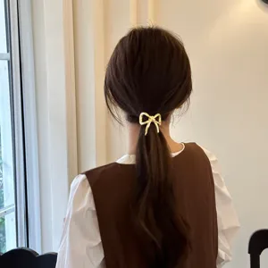 Cravatta per capelli fiocco in metallo dorato stile francese elegante accessorio donna.