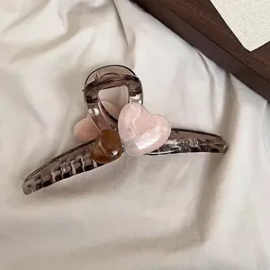 Gelee-Stil Herz Haarklammer Detailaufnahme, elegantes Accessoire für das Haarstyling.