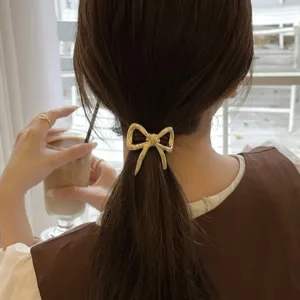 Dettaglio chic di elastico per capelli con fiocco metallico, stile francese elegante da donna.