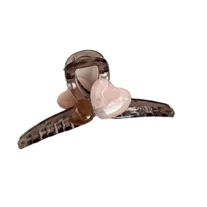 Transparente graue Jelly Haarspange für Damen, schöne Herz Charm Haarklammer Ansicht.