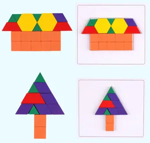 Détail de blocs de motifs géométriques en bois montrant des formes de maison et d'arbre.