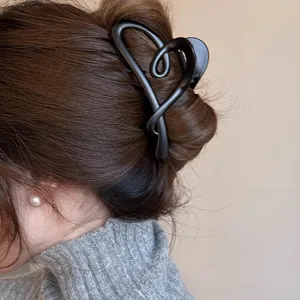Molla per capelli a cuore nero opaco da donna, elegante pinza per acconciature quotidiane.