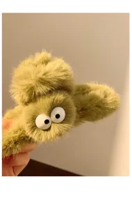 Plüsch Haarklammer Detail, süße flauschige Haarklammer mit lustigen Wackelaugen für Winter.