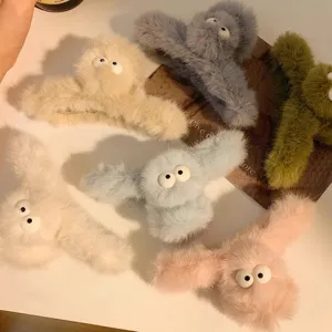 Süße Plüsch Haarklammer mit großen Augen, flauschiges Haaraccessoire für Damen im Winter.