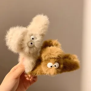 Süße Plüsch Haarklammer mit großen Augen, flauschiges Haaraccessoire für Damen im Winter.