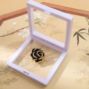 Transparente PE-Folie schwebende Schmuck-Display-Box mit Strass-Rosenbrosche für sichere Aufbewahrung.