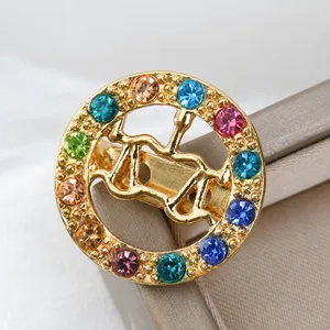 Squisita spilla con segno zodiacale Bilancia dorata con strass colorati, 2.2x2.2 cm.