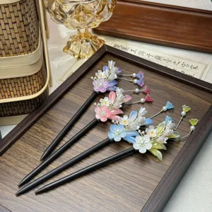 Prachtig detailweergave van traditionele Chinese vintage haarspelden met bloemen en kwastjes.