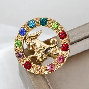 Spilla in metallo con strass zodiaco Capricorno, elegante accessorio moda per abbigliamento.