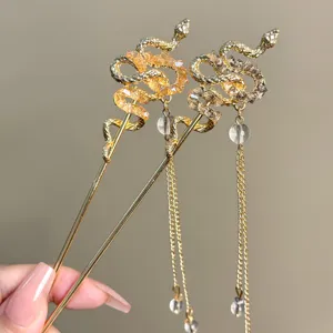Gros plan détaillé de la magnifique épingle à cheveux serpent avec cristaux et chaînes.