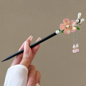 Chinesischer Holz-Haarstab mit rosa Kirschblüte und feiner Quaste für elegante Damenfrisuren.