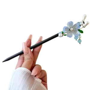 Elegante chinesische Holzhaarnadel mit blauen Blumen und Perlen für stilvolle Hochsteckfrisuren.