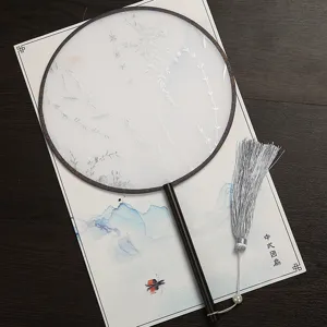 Éventail rond traditionnel chinois avec long manche et pompon argenté, idéal pour Hanfu.