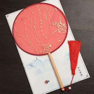 Éventail rond traditionnel chinois avec manche en bois pompon pour la danse Hanfu photo.