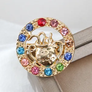 Spilla circolare dorata elegante con strass colorati e un bellissimo motivo di segno zodiacale.