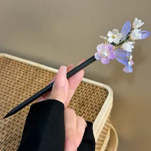 Traditionele Chinese houten haarspeld met paarse glazen bloemen voor elegante opstekers.
