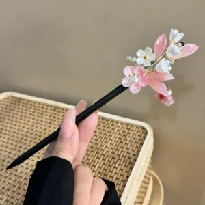 Gedetailleerd overzicht van een Chinese haarstok met roze bloemen en prachtige perlen.