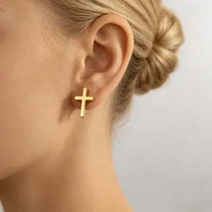 Edelstahl Gold Kreuz Ohrstecker Detailansicht, minimalistisches Design für den täglichen Alltag.