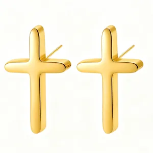 Detailansicht minimalistischer Edelstahl Kreuz Ohrstecker, glattes goldenes Finish Design.