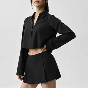 Ensemble haut court manches longues noir et jupe-short plissée taille haute sport